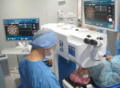 Harman Eye Center Victus Laser with patient and doctor